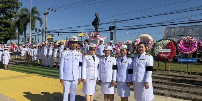ร่วมพิธีวาง เพื่อน้อมรำลึกในพระมหากรุณาธิคุณของพระบาทสมเด็จพระจุลจอมเกล้าเจ้าอยู่หัว เนื่องในวัน ปิยมหาราช วันที่ 23 ตุลาคม 2569 เวลา 07.00 น.นางเสาวลักษณ์ บรรพสาร รองปลัดองค์การบริหารส่วนตำบลนาเลียงพร้อมด้วยเจ้าหน้าที่องค์การบริหารส่วนตำบลนาเลียง เข้าร่วมพิธีวางพวงมาลา เพื่อน้อมรำลึกในพระมหากรุณาธิคุณอันหาที่สุดมิได้ของพระบาทสมเด็จพระจุลจอมเกล้าเจ้าอยู่หัว เนื่องในวันปิยมหาราช 23 ตุลาคม ประจำปี 2569 ในการนี้ ผู้เข้าร่วมพิธีได้ร่วมแสดงความจงรักภักดีและน้อมรำลึกถึงพระมหากรุณาธิคุณของพระองค์ท่าน ที่ทรงบำเพ็ญพระราชกรณียกิจอันเป็นคุณูปการแก่ประเทศชาติและประชาชนชาวไทยนานัปการ ณ ลานหน้าพระบรมราชานุสาวรีย์ พระบาทสมเด็จพระจุลจอมเกล้าเจ้าอยู่หัว บริเวณลานด้านหน้าที่ว่าการอำเภอนาแก (หลังเก่า) อำเภอนาแก จังหวัดนครพนม